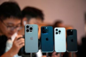 Apple iPhone Sales Slump 10%, Samsung Claims No1 Spot