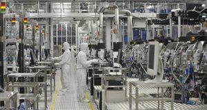 Japan ‘Not Planning’ to Widen China Chip Curbs Despite US Push